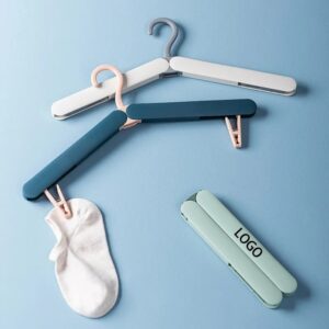 Plastic folding hanger